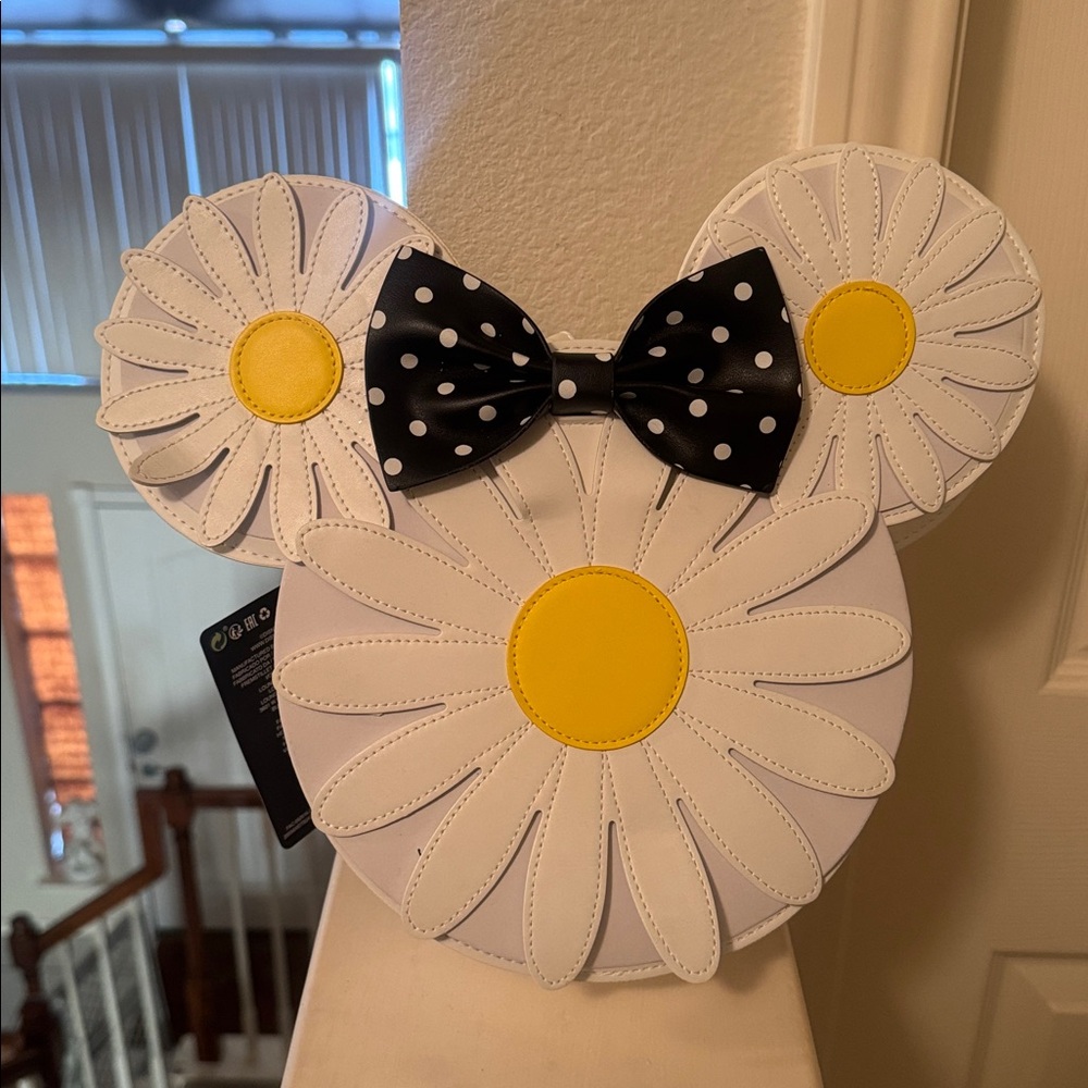 Loungefly White and Yellow Daisy Crossbody Bag Still has Tags